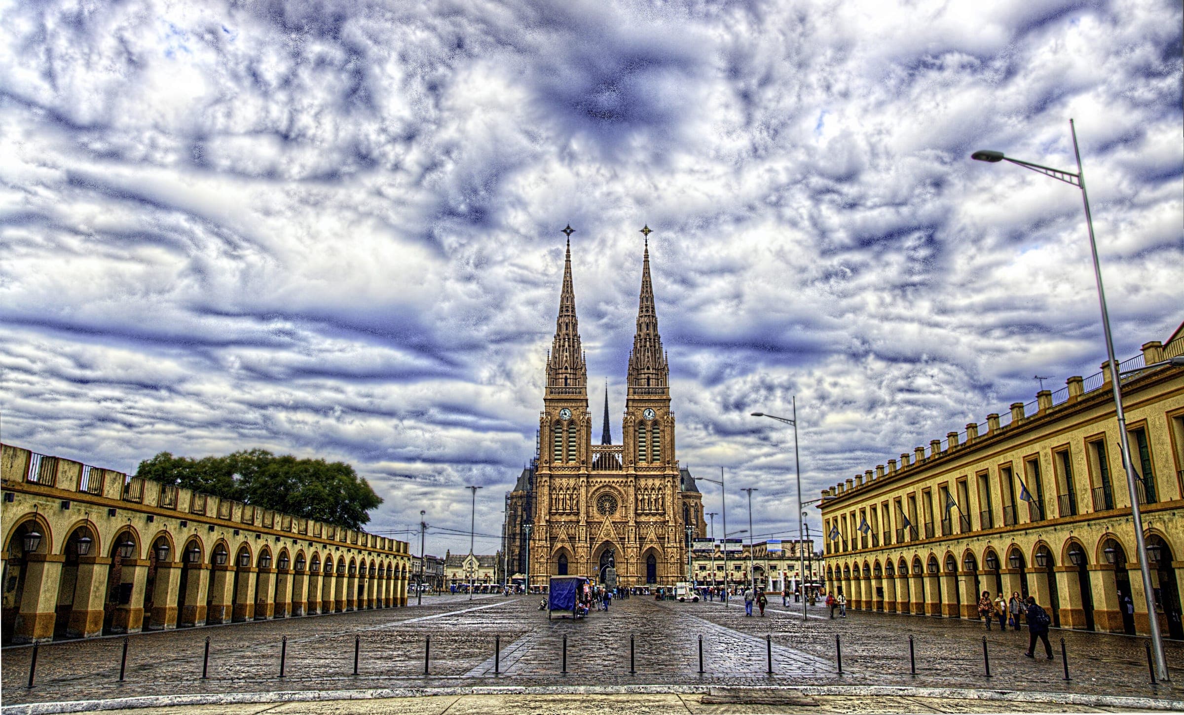 La Basílica de Nuestra Señora de Luján vista desde la plaza