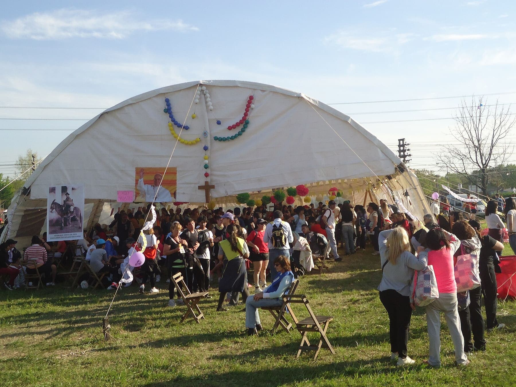 Carpa grande y peregrinos en la peregrinación juvenil a Luján