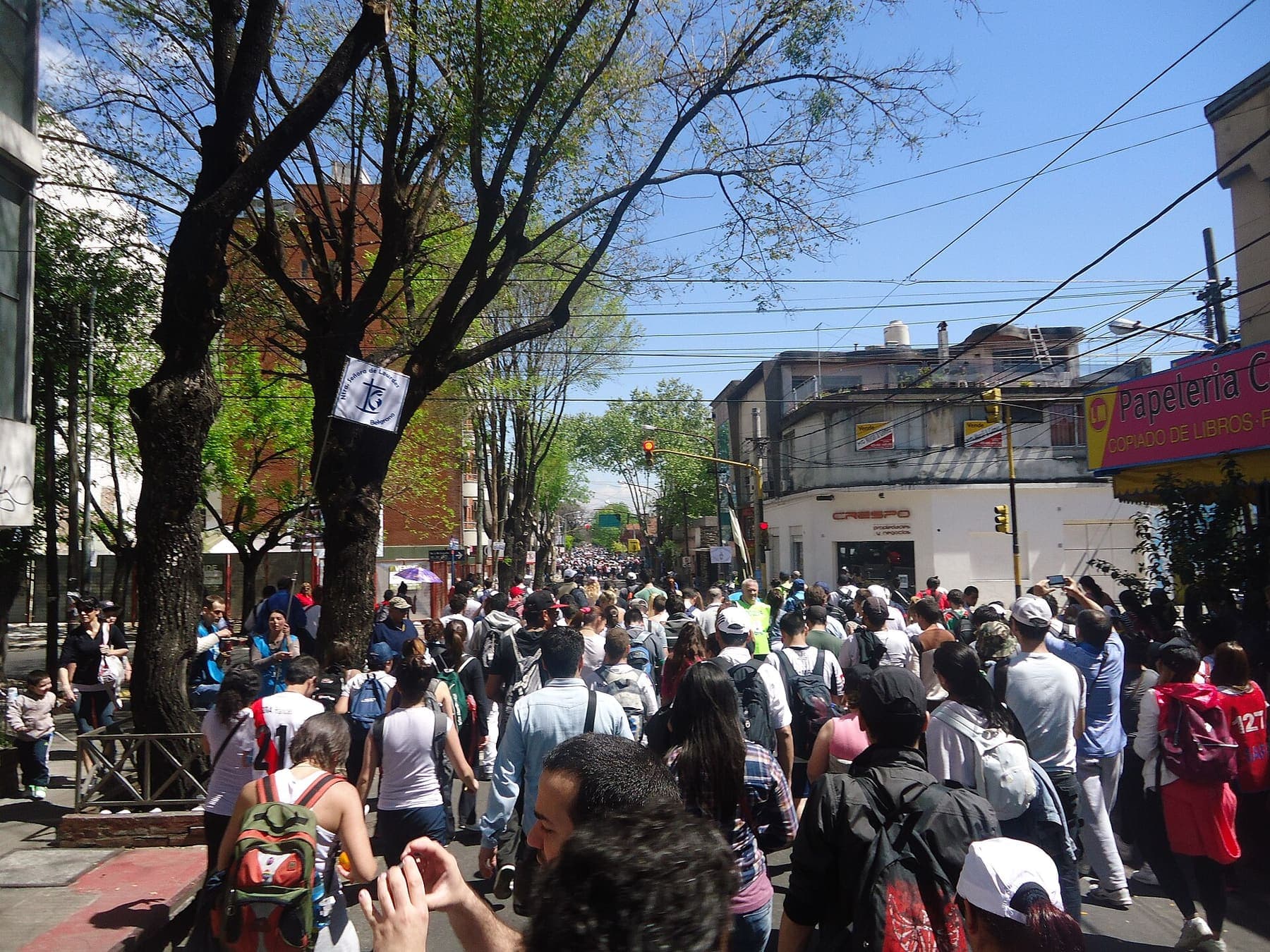 Peregrinos caminando por una calle de Luján
